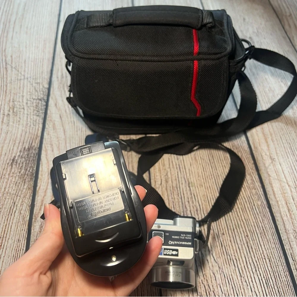 Sony‎ CyberShot DSC-S70 Digital Camera Carl Zeiss Lens Bundles With Charger READ